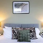 Levi Suite By Koya Homes - 3-Bedroom Home, Downtown Cardiff, Free Parking